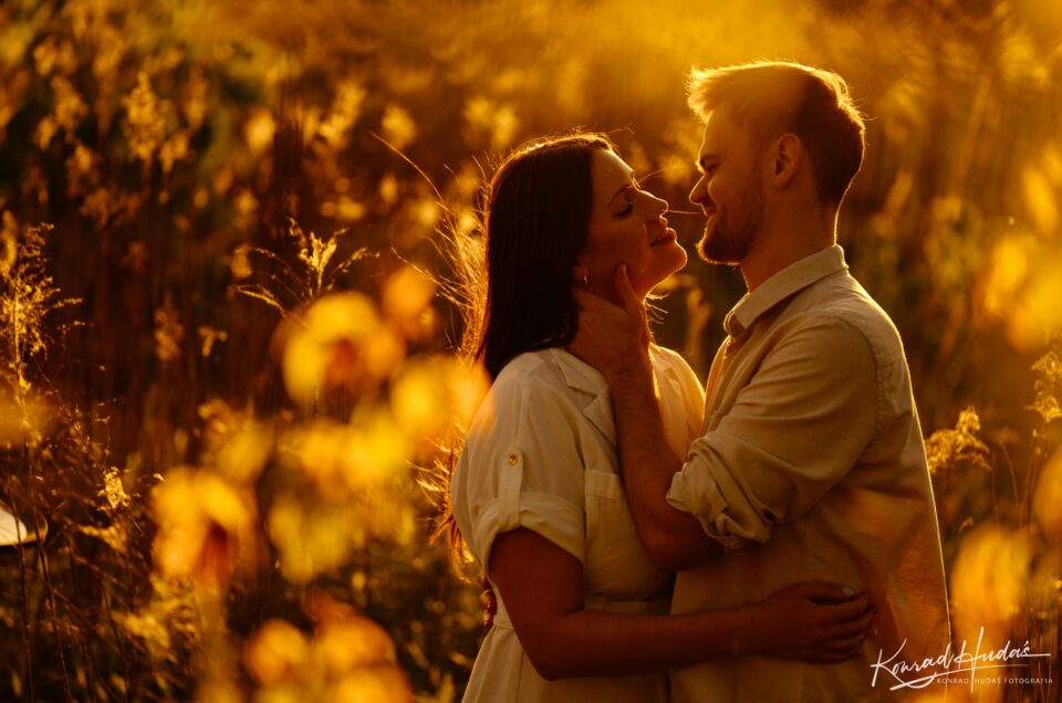 Sesja Poślubna o Zachodzie Słońca. Magia Złotej Godziny na fotografiach.